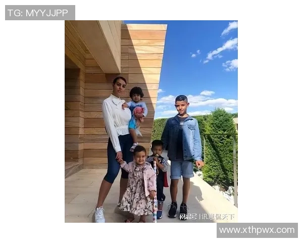 足球明星C罗与孩子们的温馨时光揭秘家庭生活的点滴与乐趣 足球明星C罗与孩子们的温馨时光揭秘家庭生活的点滴与乐趣