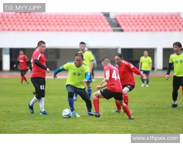 足球明星现身机场直播粉丝热情高涨互动不断引发关注 足球明星现身机场直播粉丝热情高涨互动不断引发关注